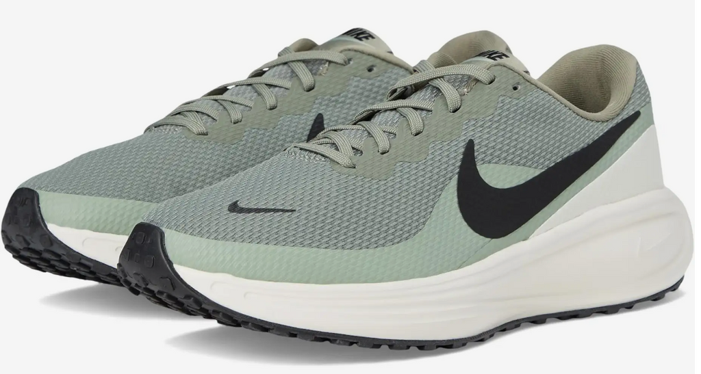 NIKE  Revolution 8.